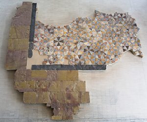 Sol en plaques de marbre-opus sectile au musée de Saint-Romain-en-Gal